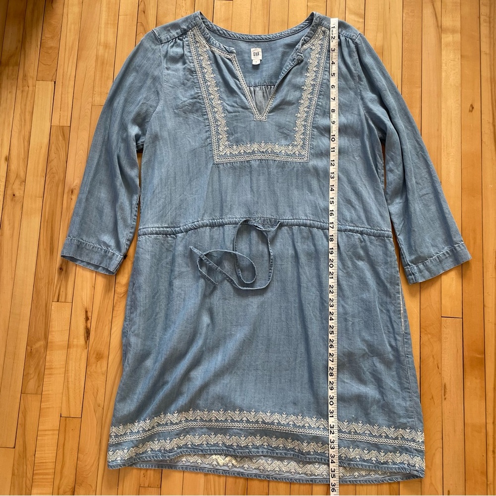 Gap blue denim mini dress with white embroidery and tie waist medium - Picture 11 of 12